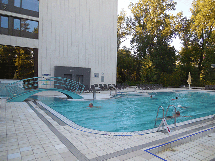 Открытый бассейн отеля Бальнеа Эспланаде курорта Пиештяны