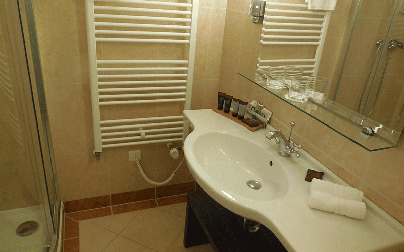Ванная комнатя в номере Комфорт отеля Термия Палас***** на курорте Пиештяны