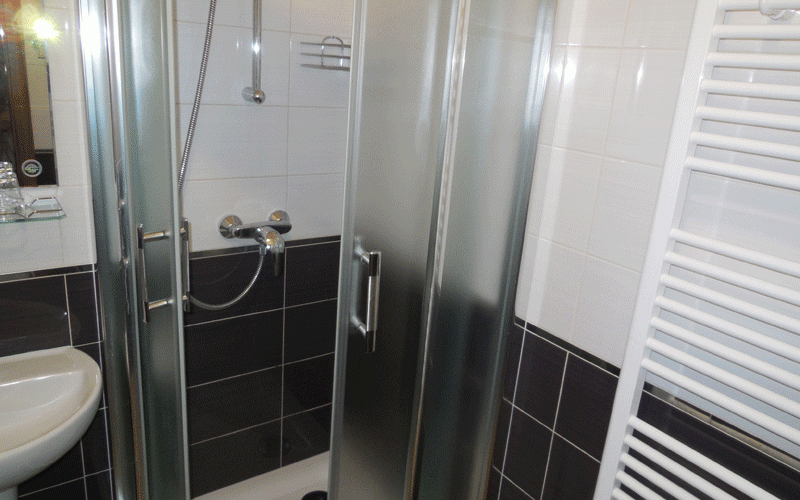 Ванная в номере отеля Хоч, курорта Лучки