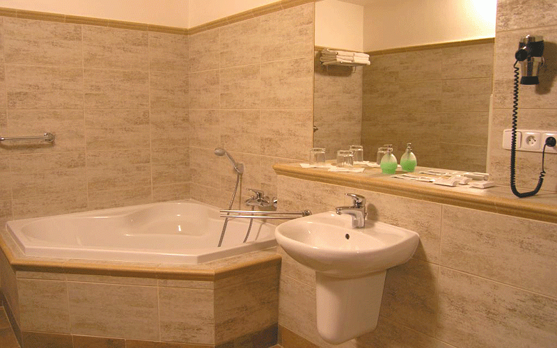 Ванная в номере стандарт Гранд отеля Штранд, Вышне Ружбахи